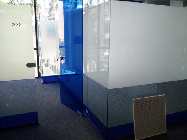  کارکرد و تجربهٔ استفاده پارتیشن شیشه ای فریم لس