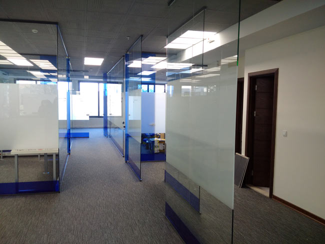 نگهداشت و پایداری پارتيشن شیشه‌ای فریم‌لس